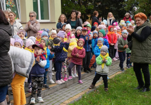 Społeczność przedszkola zgromadzona na uroczystości.