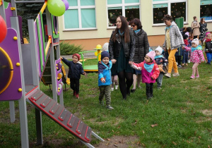 Bratki spacerują po nowym placu zabaw.