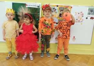 Stasiu Hania Oluś i Arturek prezentują swoje stroje