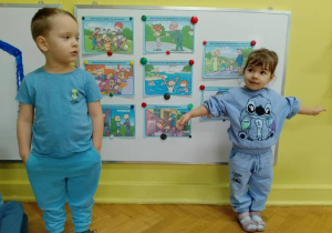 Rysio i Hania prezentują ilustracje z prawami dzieci.
