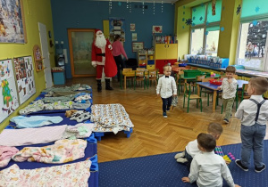 Adaś prowadzi Mikołaja do sali Bratków