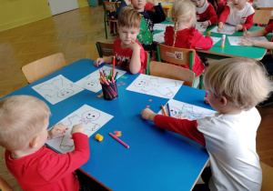 Dzieci wykonują pracę plastyczną
