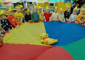 Dzieci huśtają maskotkę