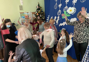 Taniec wnucząt z babcią.