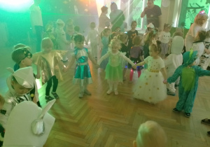 Bratki tańczą w kole