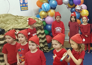 Inscenizacja "Krasnoludkowa gromadka dla babci i dziadka".
