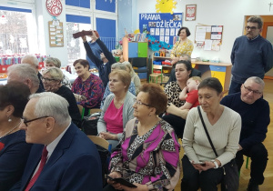 Oglądanie występów "Biedronek".