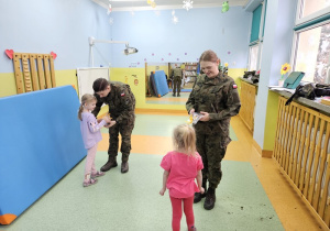 Daria i Maja wręczają upominki przybyłym gościom.