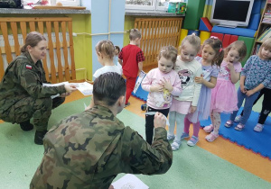 Pan Patryk wręcza kolorowanki.