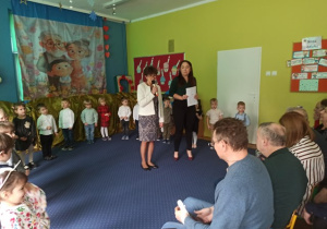 Bratkowe ciocie witają przybyłych gości
