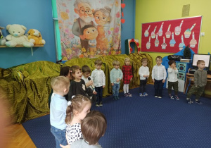 Dzieci recytują wiersz o ważnym dniu w przedszkolu