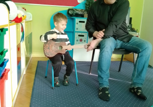 Witek gra na ukulele