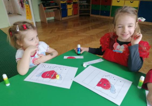 Wyklejamy matematyczne serca.