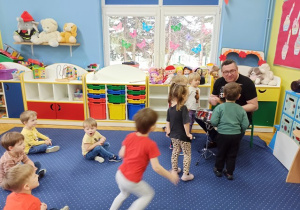 Pan Adi prezentuje grę na werblu