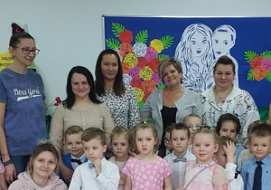 Zdjęcie grupowe z dziećmi.
