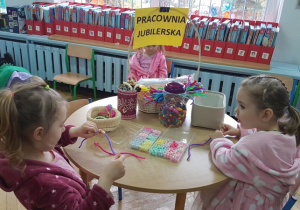 Lenka i Julka wykonują bransoletki.