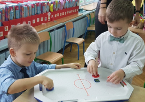 Igor i Dawid grają w cymbergaja.