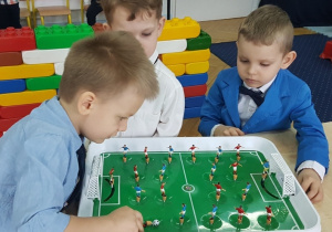 Gra w piłkarzyki.
