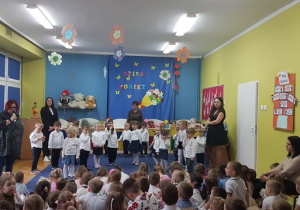 Pani Dyrektor składa życzenia wszyskim kobietom i gratuluje Bratkom wspaniałego występu