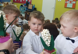 Staś K., Arturek, Wituś i Oluś C. wręczają kwiaty
