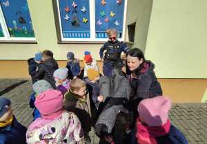 Dzieci oglądają specjalistyczny sprzęt treningowy.