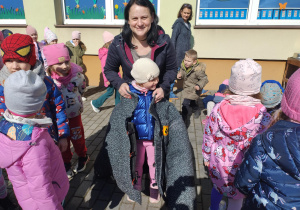 Nadia przymierza profesjonalny kombinezon do tresury psów.