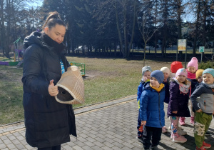 Ciocia Emilka pokazuje jak założyć rękaw treningowy.