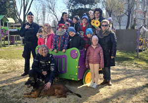 Policjanci w przedszkolu - wspólna fotografia
