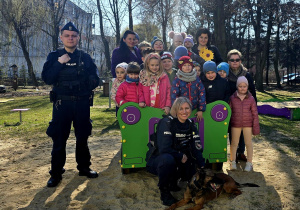 Zdjęcie z pieskiem policyjnym i policjantami