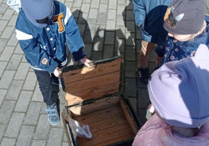 Dzieci szukają ulubionej piłeczki Pasji.
