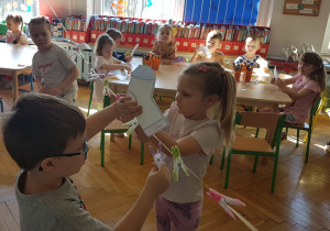 Przypinanie skarpetek spinaczem.