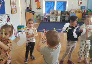 Wszystkie skarpetki zawieszone.