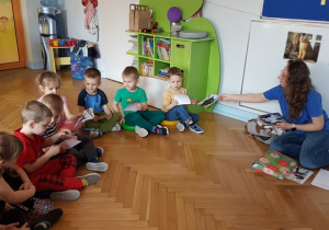 Oglądanie zdjęć kotów do adopcji.