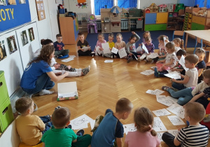 Dzieci odpowiadają na pytania.