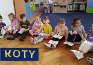 "Biedronki" oglądają kolorowanki.