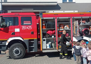 zapoznajemy się z wyposażeniem auta strażaków