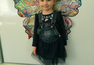 Kaja i jej motyl.