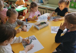 Kolorujemy jedną wybraną cześć motyla.