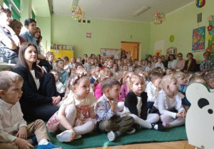 Bratki słuchają piosenek o Wielkanocy