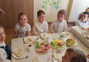 "Biedronki" przy stole świątecznym.