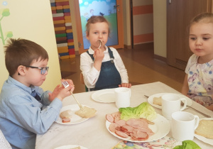 Próbujemy wędliny.