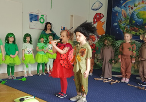 Leśny Duszek i Biedronka zapraszają na przedstawienie.
