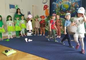 Przedstawienie "Żyj z przyrodą w zgodzie".