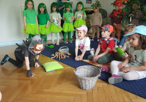 Biedny Jeżyk ze snu przebudzony, ucieka przestraszony.