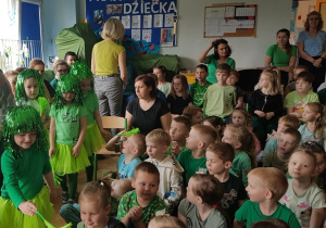 Leśne duszki sprzątają las.