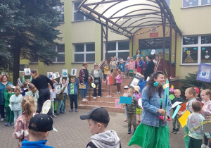 Przed przedszkolem.