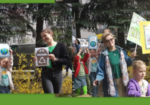 Hasła i transparenty.