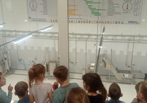 Poznajemy sprzęt do wykonywania doświadczeń.
