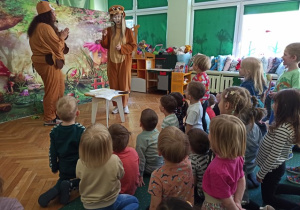 Dzieci zainteresowane eksperymentami z bańkami mydlanymi