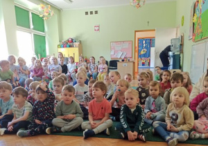 Przedszkolaki uważnie obserwują przedstawienie